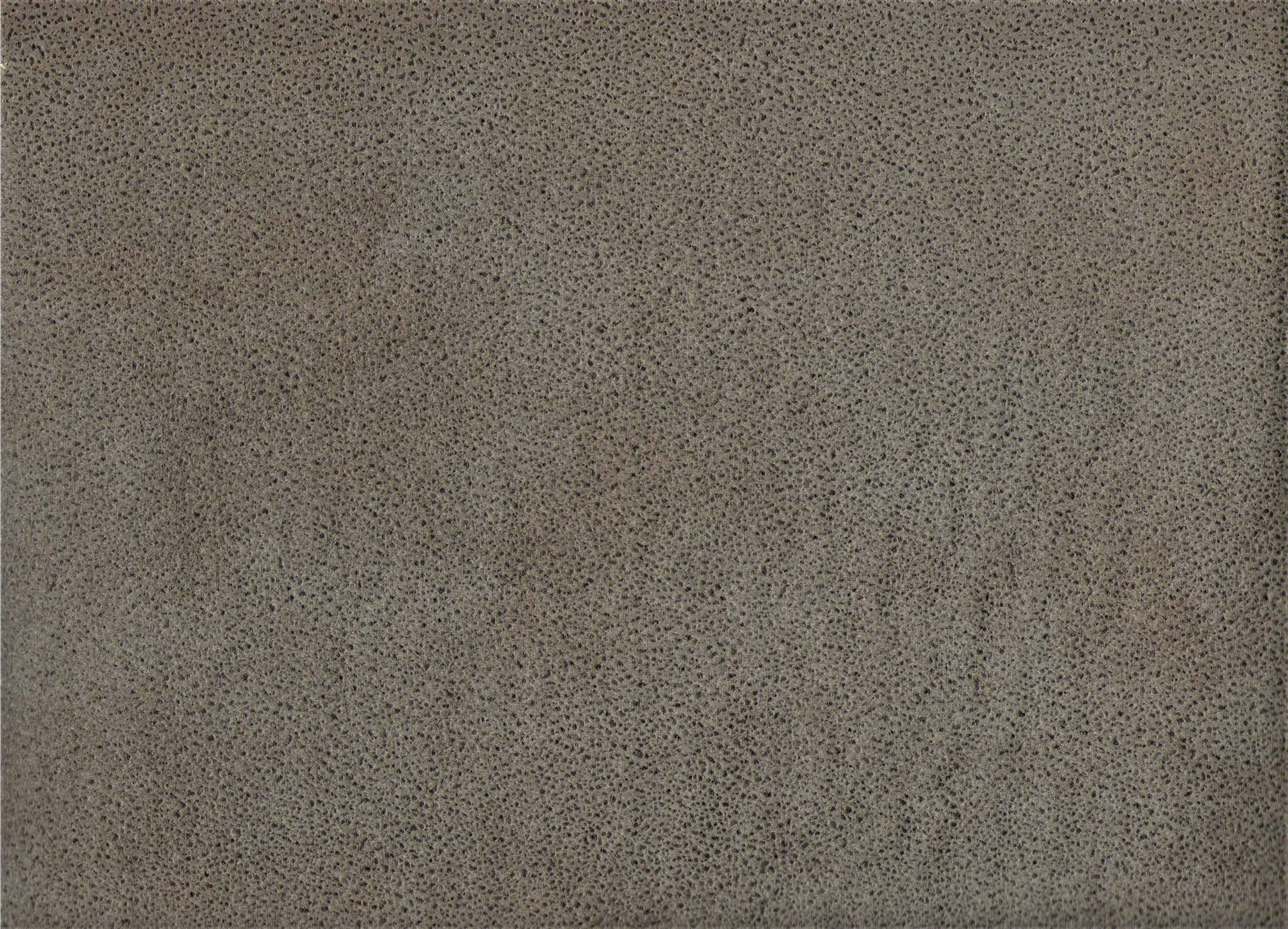 913